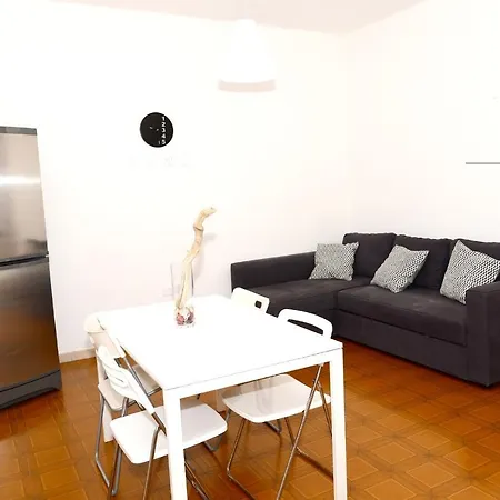 With One Bedroom In With Enclosed Garden And Wifi 3 Km From The Beach *