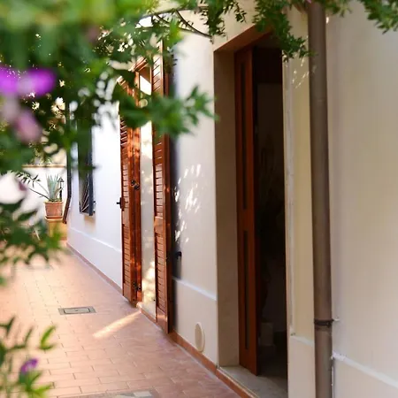With One Bedroom In With Enclosed Garden And Wifi 3 Km From The Beach